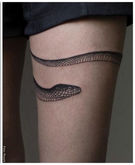 tatuajes de serpientes en la pierna para mujer|Serpiente en pierna tatuaje